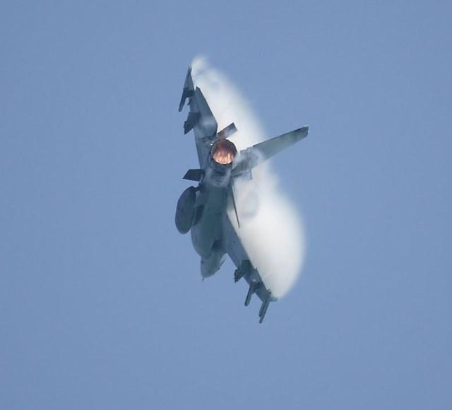 F16WithAfterburnerAndVapor